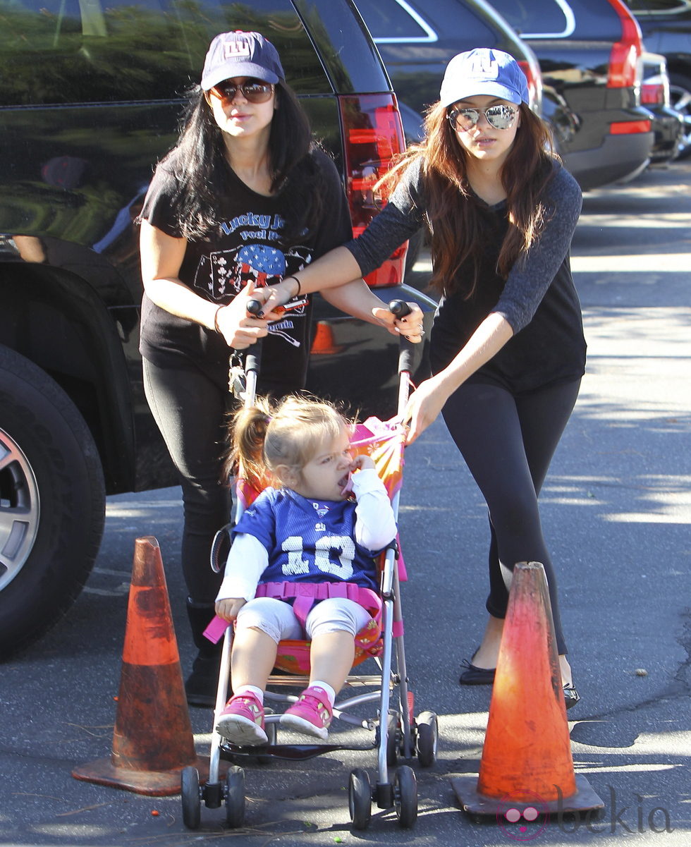 Ariel Winter de 'Modern Family' y su hermana dando un paseo