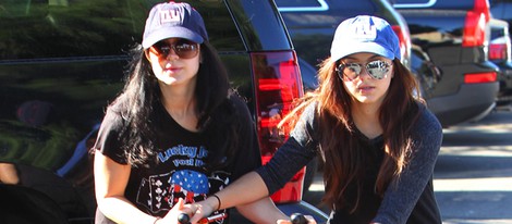 Ariel Winter de 'Modern Family' y su hermana dando un paseo