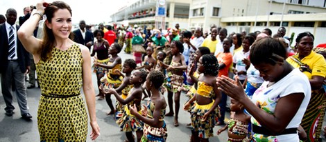 Mary de Dinamarca durante su visita a Mozambique