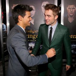 Robert Pattinson hablando con Taylor Lautner en el estreno de 'Amanecer. Parte 2' en Los Ángeles