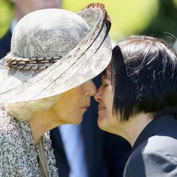 La Duquesa de Cornualles dando un beso maorí en Nueva Zelanda