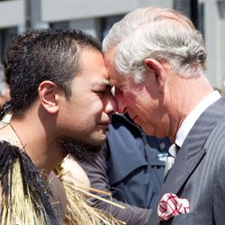 El Príncipe Carlos de Inglaterra dando un beso 'hongi' en Nueva Zelanda