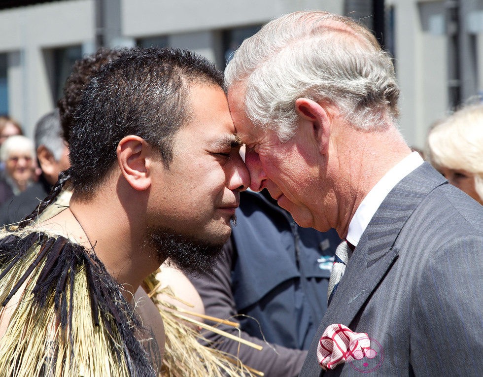 El Príncipe Carlos de Inglaterra dando un beso 'hongi' en Nueva Zelanda