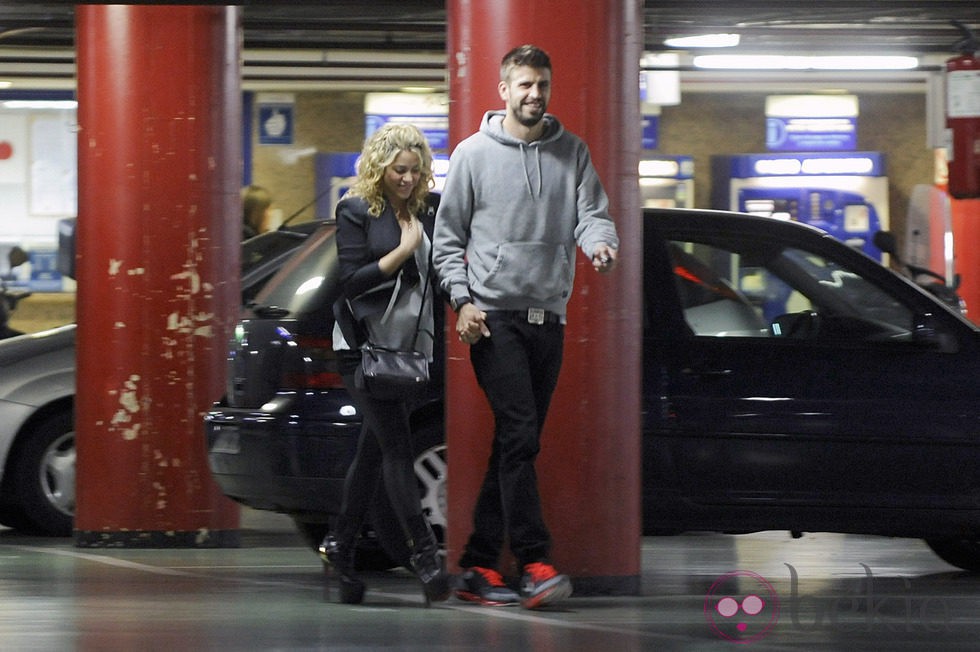 Gerard Piqué y Shakira presumiendo de embarazo en el cine