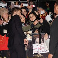 Robert Pattinson atiende a sus fans en el estreno de 'Amanecer. Parte 2' en Londres