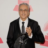 Caetano Veloso con su galardón a Persona del Año 2012