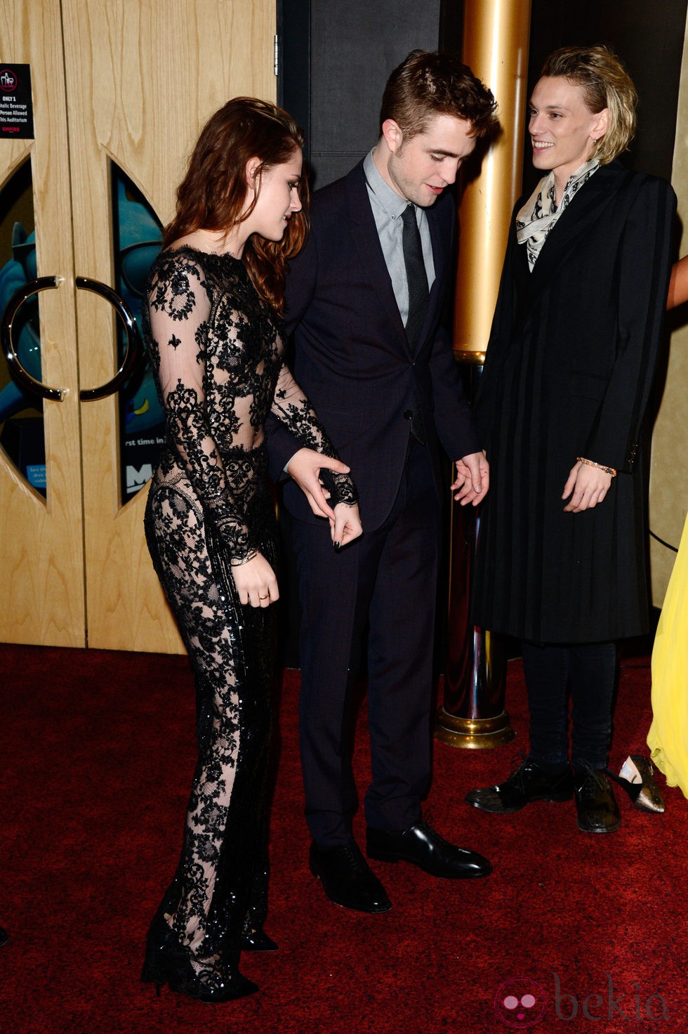 Robert Pattinson y Kristen Stewart, cariñosos estrenando 'Amanecer. Parte 2' en Londres