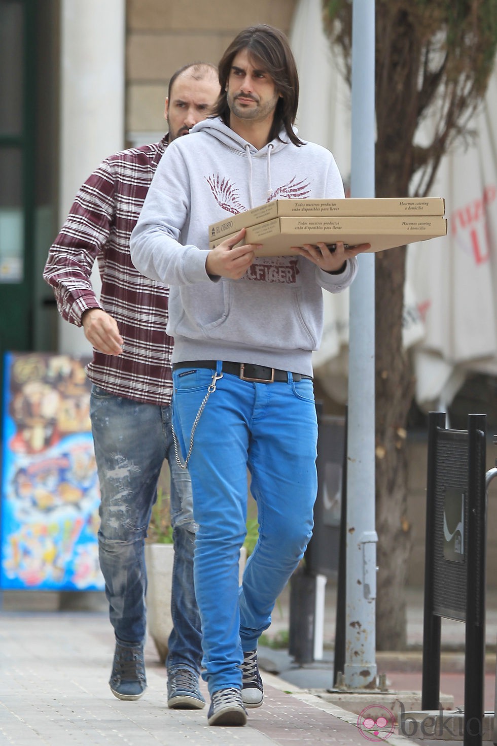 Melendi lleva dos pizzas a su casa