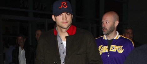 Ashton Kutcher en un partido de la NBA de Los Lakers