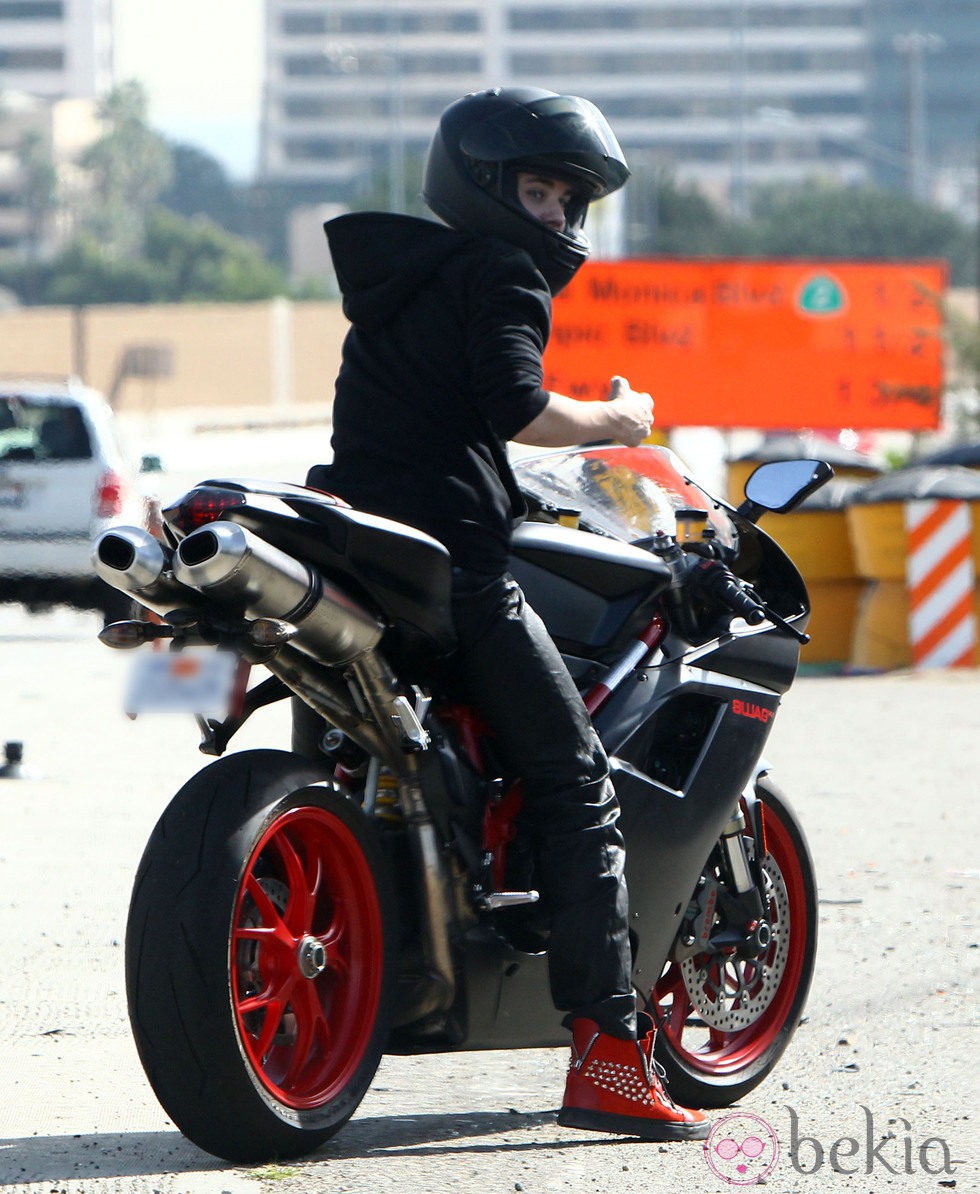 Justin Bieber montado en su Ducati