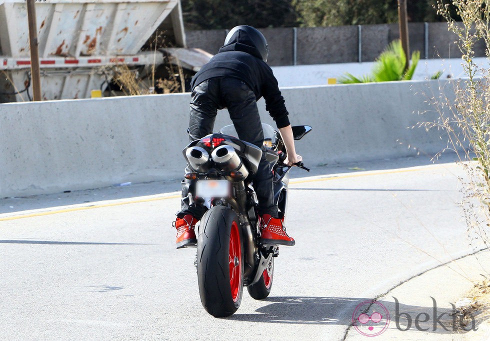 Justin Bieber disfrutando de un paseo en moto