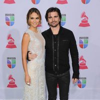 Juanes y Karen Martínez en los Grammy Latinos 2012