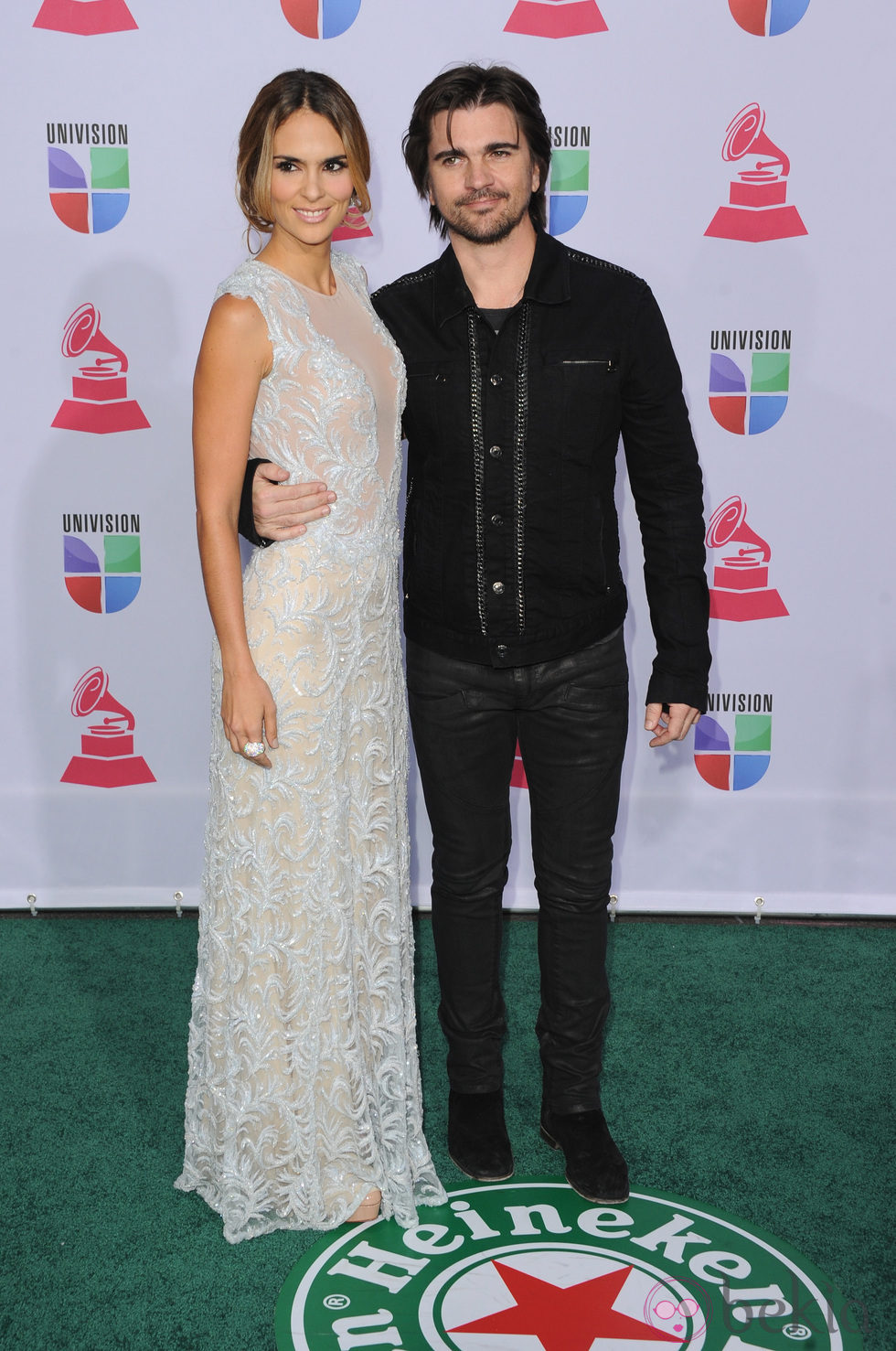 Juanes y Karen Martínez en los Grammy Latinos 2012