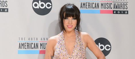 Carly Rae Jepsen con su American Music Awards 2012 a Artista Revelación del Año