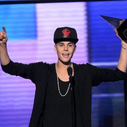 Justin Bieber recogiendo su premio en los American Music Awards 2012