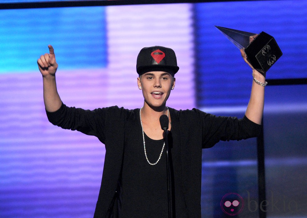 Justin Bieber recogiendo su premio en los American Music Awards 2012