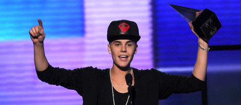 Justin Bieber recogiendo su premio en los American Music Awards 2012