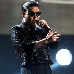 Psy durante su actuación en la ceremonia de los American Music Awards 2012