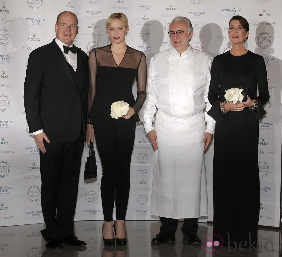 Alberto y Charlene de Mónaco con la Princesa Carolina en el 25 aniversario del restaurante 'Louis XV'