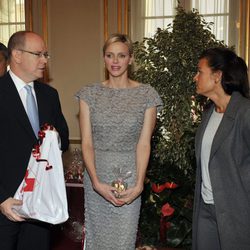 Alberto, Charlene y Estefanía de Mónaco reparten alimentos a las personas mayores