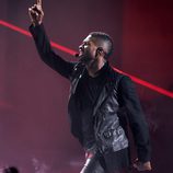 Usher cantando en la ceremonia de los premios American Music Awards 2012