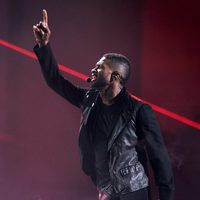 Usher cantando en la ceremonia de los premios American Music Awards 2012