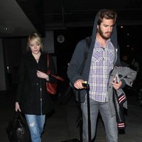 Emma Stone y Andrew Garfield en el aeropuerto de Los Ángeles