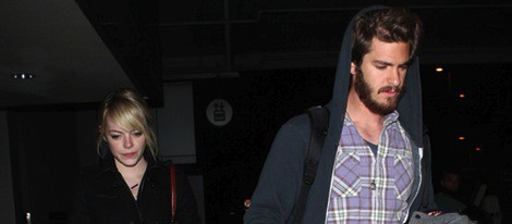 Emma Stone y Andrew Garfield en el aeropuerto de Los Ángeles