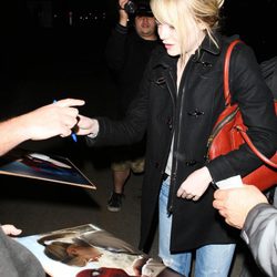 Emma Stone firma autógrafos en el aeropuerto de Los Ángeles