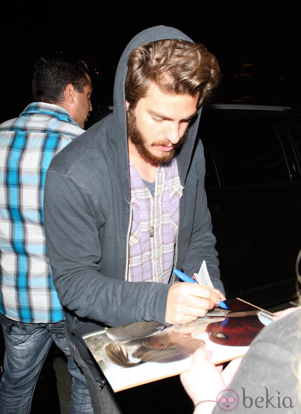 Andrew Garfield firma autógrafos en el aeropuerto de Los Ángeles