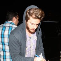 Andrew Garfield firma autógrafos en el aeropuerto de Los Ángeles