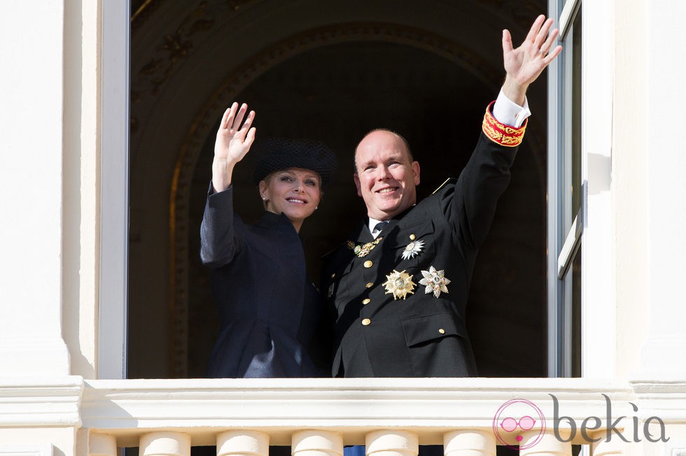 Alberto y Charlene de Mónaco saludando desde el balcón en el Día Nacional de Mónaco 2012