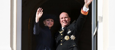 Alberto y Charlene de Mónaco saludando desde el balcón en el Día Nacional de Mónaco 2012