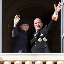 Alberto y Charlene de Mónaco saludando desde el balcón en el Día Nacional de Mónaco 2012