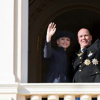 Alberto y Charlene de Mónaco saludando desde el balcón en el Día Nacional de Mónaco 2012