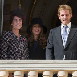 Carolina de Mónaco con Andrea y Carlota Casiraghi saludando desde el balcón el Día Nacional de Mónaco 2012