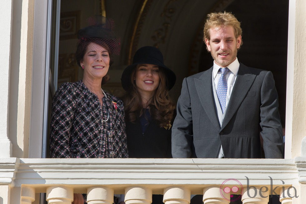 Carolina de Mónaco con Andrea y Carlota Casiraghi saludando desde el balcón el Día Nacional de Mónaco 2012