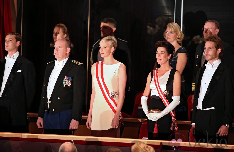 Alberto, Charlene y Carolina de Mónaco y Andrea y Pierre Casiraghi en la gala por el Día Nacional de Mónaco 2012