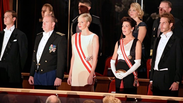 Alberto, Charlene y Carolina de Mónaco y Andrea y Pierre Casiraghi en la gala por el Día Nacional de Mónaco 2012