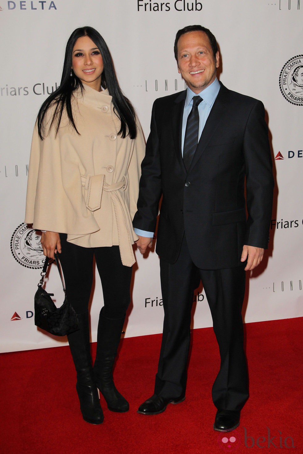 Rob Schneider y su mujer Patricia en el photocall de Friars Club