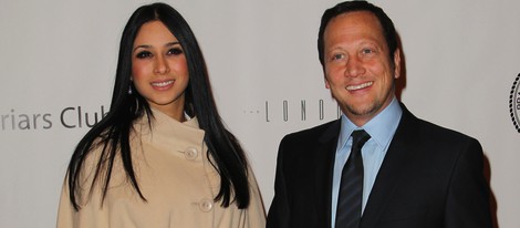 Rob Schneider y su mujer Patricia en el photocall de Friars Club