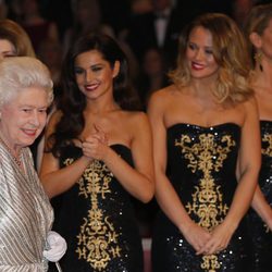 La Reina Isabel II recibe a las Girls Aloud en la Royal Variety Performance 2012