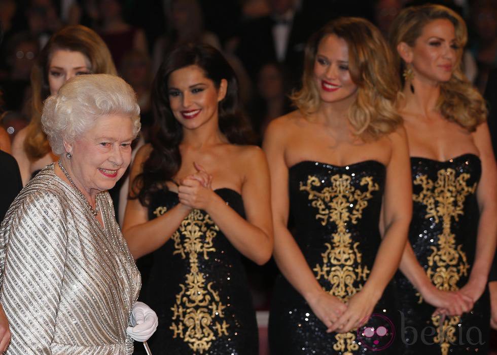 La Reina Isabel II recibe a las Girls Aloud en la Royal Variety Performance 2012