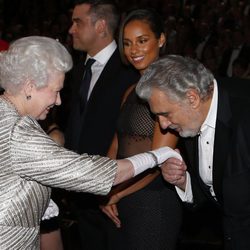 La Reina Isabel II recibe a Plácido Domingo en la Royal Variety Performance 2012