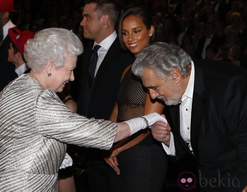 La Reina Isabel II recibe a Plácido Domingo en la Royal Variety Performance 2012