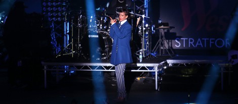 Rihanna cantando tras encender las luces de Navidad del centro comercial Westfield