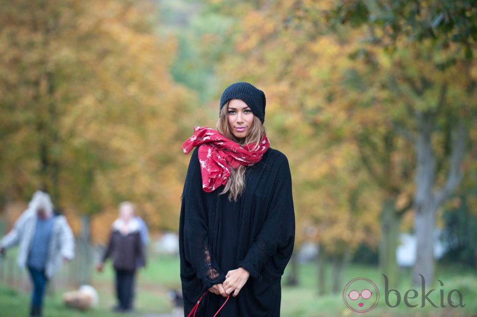 Leona Lewis posa con gorro y bufanda en una sesión fotográfica