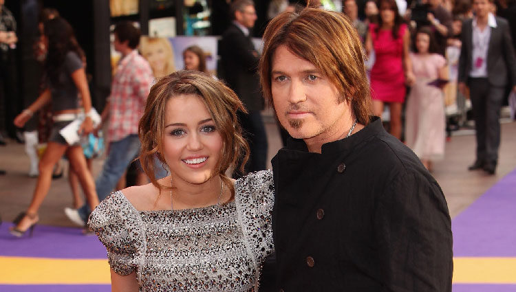 Miley Cyrus y su padre en la premiere de 'Hannah Montana: The Movie' 