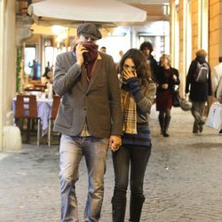 Ashton Kutcher y Mila Kunis se esconden de los fotógrafos en Roma