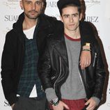 David Delfín y Pelayo Díaz en la presentación de una pulsera solidaria